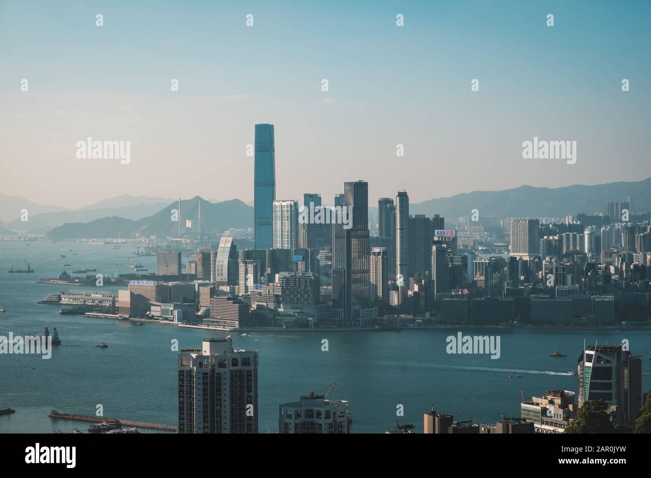 Hong Kong - Novembre 2019: Skyline di HongKong, Kowloon e Victoria Harbour Foto Stock