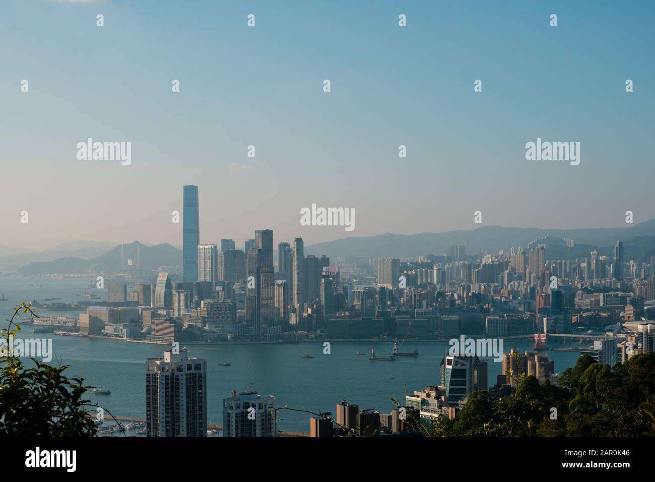 Hong Kong - Novembre 2019: Skyline di HongKong, Kowloon e Victoria Harbour Foto Stock
