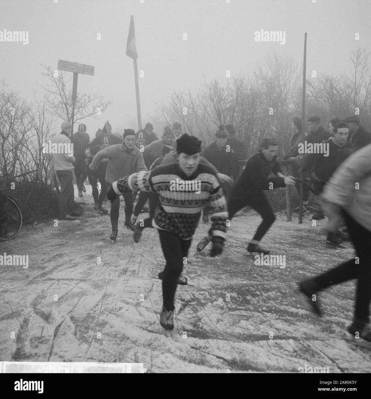 Tour van Loosdrecht sul pattino, al confine tra il terzo e quarto lago piloti ha dovuto fare breve overland Data: 21 gennaio 1964 posizione: Loosdrecht Parole Chiave: Pattinaggio, sport Foto Stock