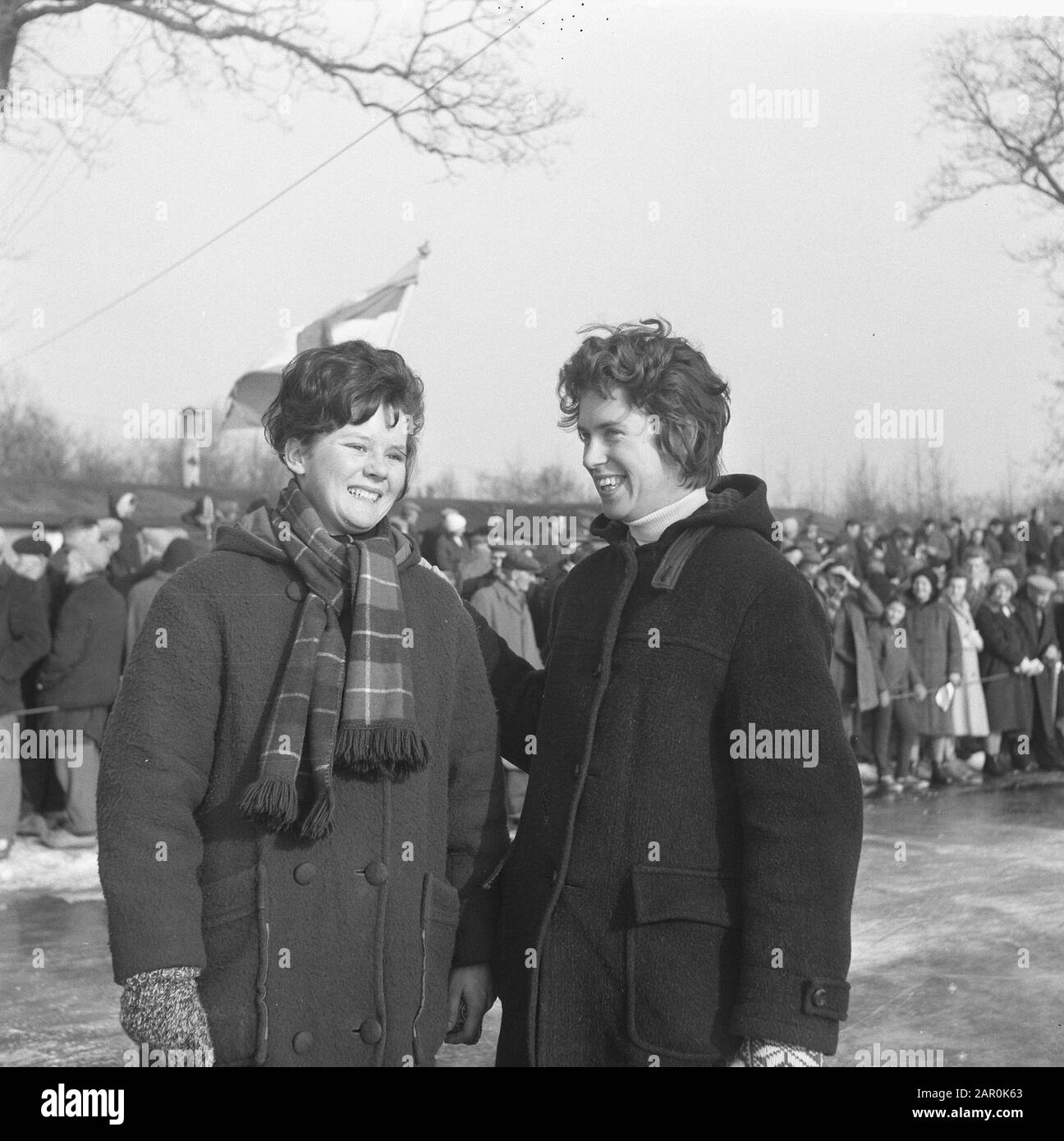 A Vries (Drenthe) hardrijderij per le donne, destra Greetje Oosterhof, sinistra M. Fliesijn Data: 22 Febbraio 1964 Località: Vries Parole Chiave: Pattinaggio, sport Nome utente: Fliesijn M., Oosterhof, Greetje Foto Stock