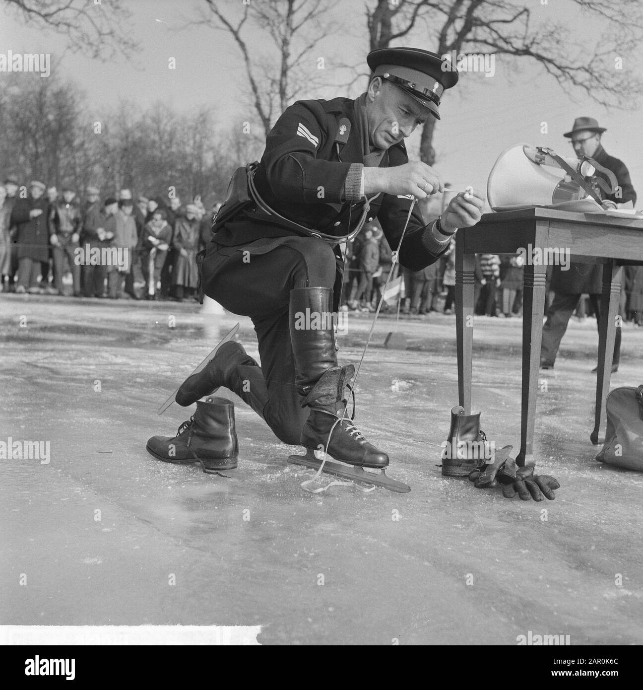 A Vries (Drenthe) hard drive per le donne, poliziotto fa i suoi pattini sotto Data: 22 Febbraio 1964 Località: Vries Parole Chiave: Polizia, PATTINAGGIO, sport, donne Foto Stock