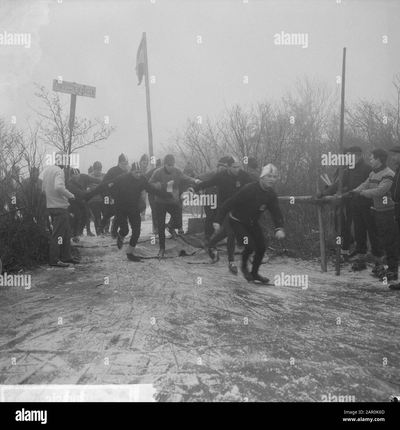 Tour van Loosdrecht sul pattino, al confine tra il terzo e quarto lago piloti ha dovuto fare breve overland Data: 21 gennaio 1964 posizione: Loosdrecht Parole Chiave: Pattinaggio, sport Foto Stock