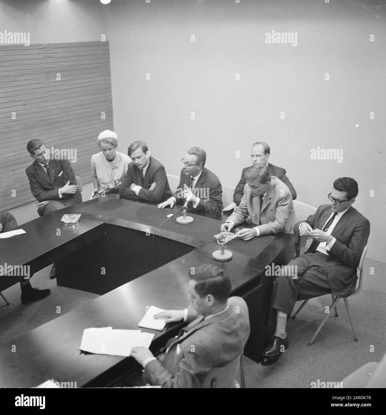 Gruppo giovanile di ritorno dall'Indonesia, sotto il benaugurio PJCR il loro arrivo a Schiphol, v. l.n.r. M. H. G. J. Joosten, drs. De Boo, jonkvr. N. Data: 24 Febbraio 1964 Località: Noord-Holland, Schiphol Parole Chiave: Arrivi Nome personale: Hulst, M. Foto Stock Gruppo giovanile di ritorno dall'Indonesia, sotto il benaugurio PJCR il loro arrivo a Schiphol, v. l.n.r. M. H. G. J. Joosten, drs. De Boo, jonkvr. N. Data: 24 Febbraio 1964 Località: Noord-Holland, Schiphol Parole Chiave: Arrivi Nome personale: Hulst, M. Foto Stock