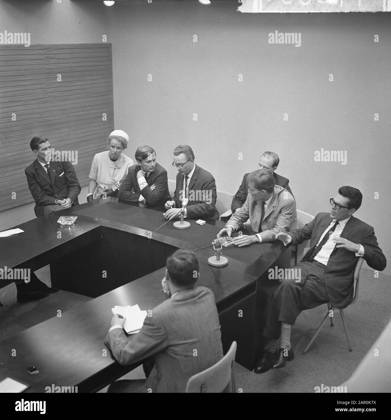 Gruppo giovanile di ritorno dall'Indonesia, sotto il benaugurio PJCR il loro arrivo a Schiphol, v. l.n.r. M. H. G. J. Joosten, drs. De Boo, jonkvr. N. Data: 24 Febbraio 1964 Località: Noord-Holland, Schiphol Parole Chiave: Arrivi Nome personale: Hulst, M. Foto Stock Gruppo giovanile di ritorno dall'Indonesia, sotto il benaugurio PJCR il loro arrivo a Schiphol, v. l.n.r. M. H. G. J. Joosten, drs. De Boo, jonkvr. N. Data: 24 Febbraio 1964 Località: Noord-Holland, Schiphol Parole Chiave: Arrivi Nome personale: Hulst, M. Foto Stock