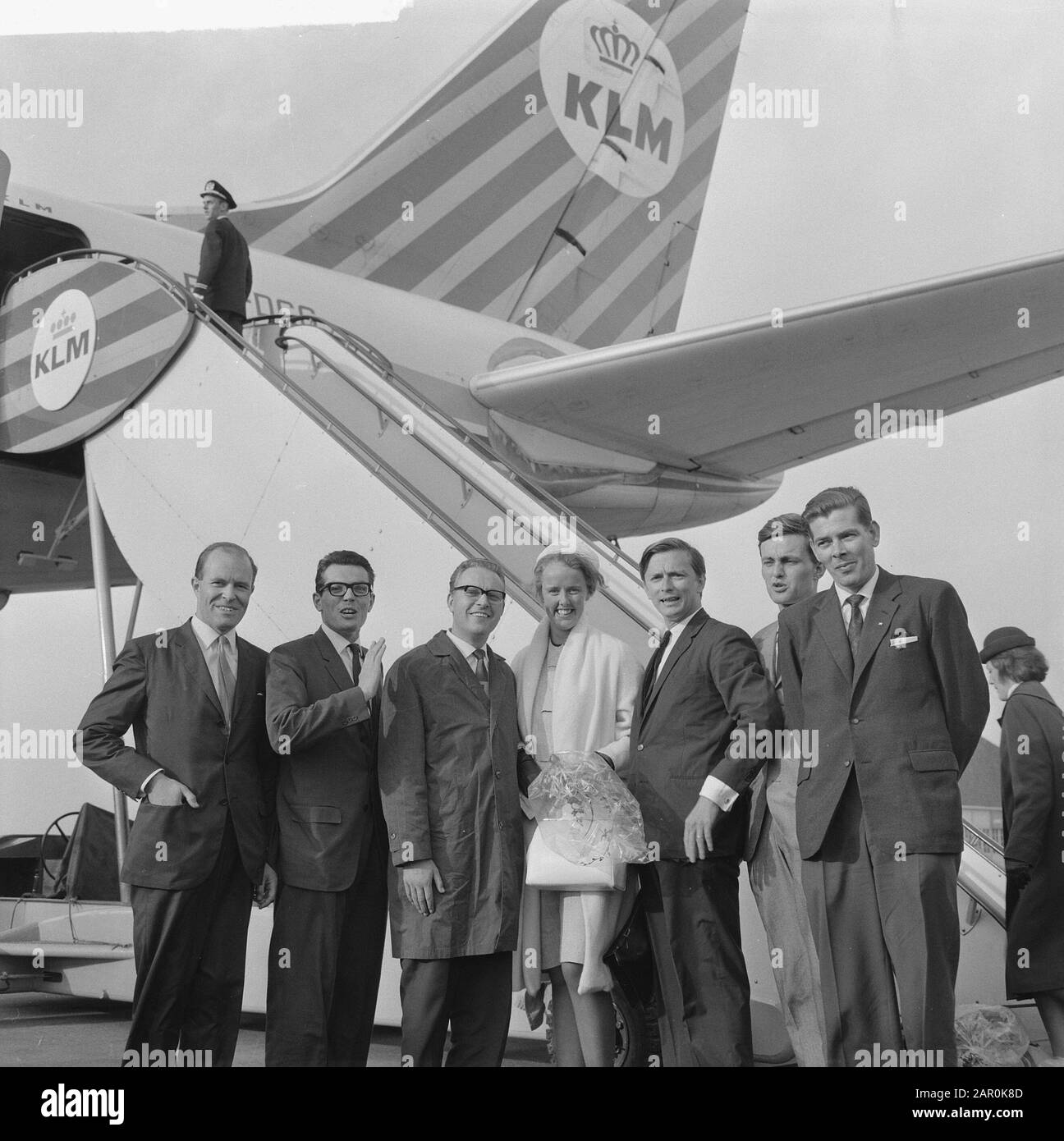 Gruppo giovanile di ritorno dall'Indonesia, sotto il benaugurio PJCR il loro arrivo a Schiphol, v. l.n.r. M. H. G. J. Joosten, drs. De Boo, jonkvr. N. Data: 24 Febbraio 1964 Località: Noord-Holland, Schiphol Parole Chiave: Arrivi Nome personale: Hulst, M. Foto Stock Gruppo giovanile di ritorno dall'Indonesia, sotto il benaugurio PJCR il loro arrivo a Schiphol, v. l.n.r. M. H. G. J. Joosten, drs. De Boo, jonkvr. N. Data: 24 Febbraio 1964 Località: Noord-Holland, Schiphol Parole Chiave: Arrivi Nome personale: Hulst, M. Foto Stock
