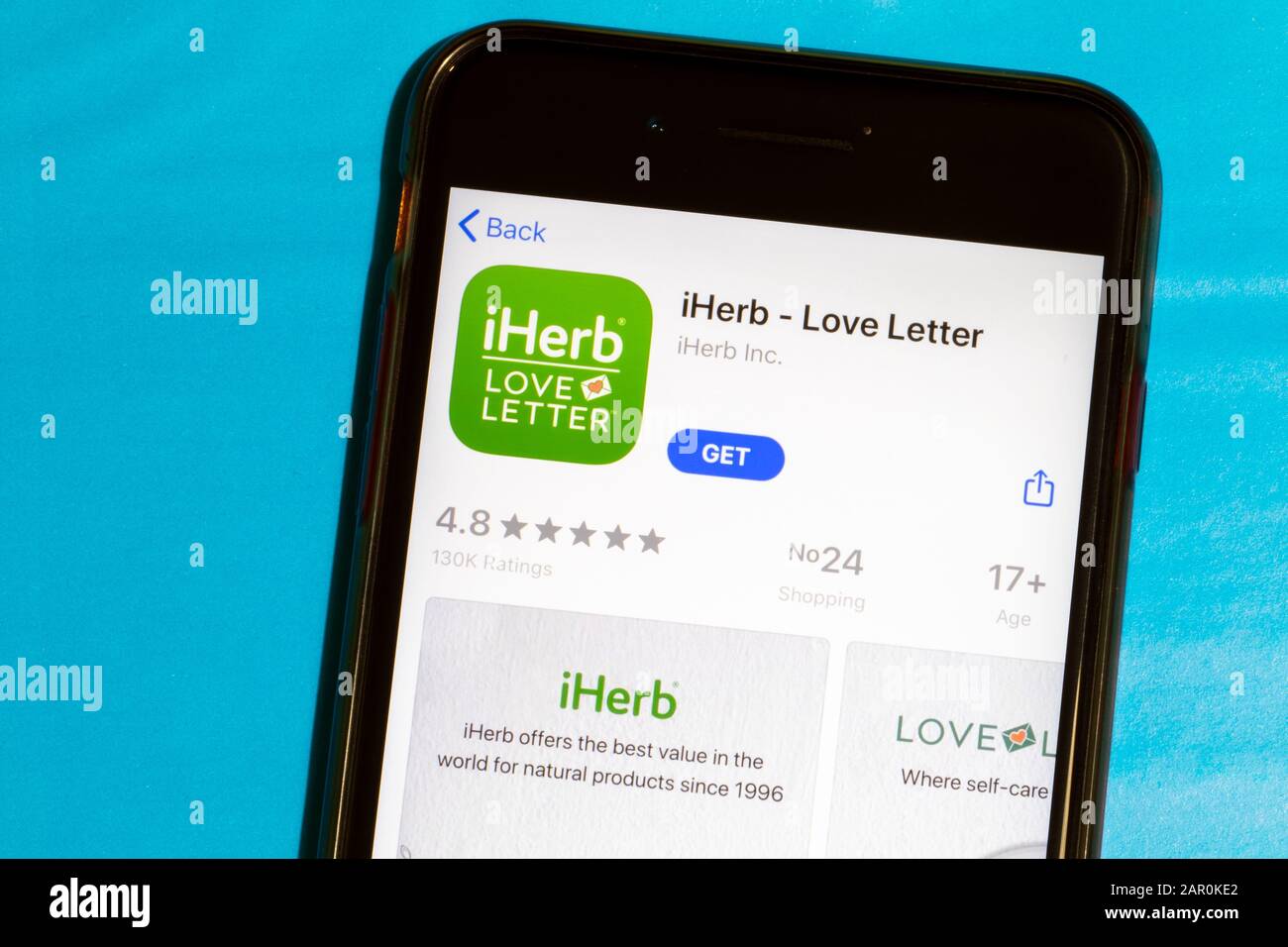 Los Angeles, California, Stati Uniti - 22 gennaio 2020: Logo iHerb Love Letter sullo schermo del telefono piatto con sfondo blu, editoriale Illustrativo Foto Stock