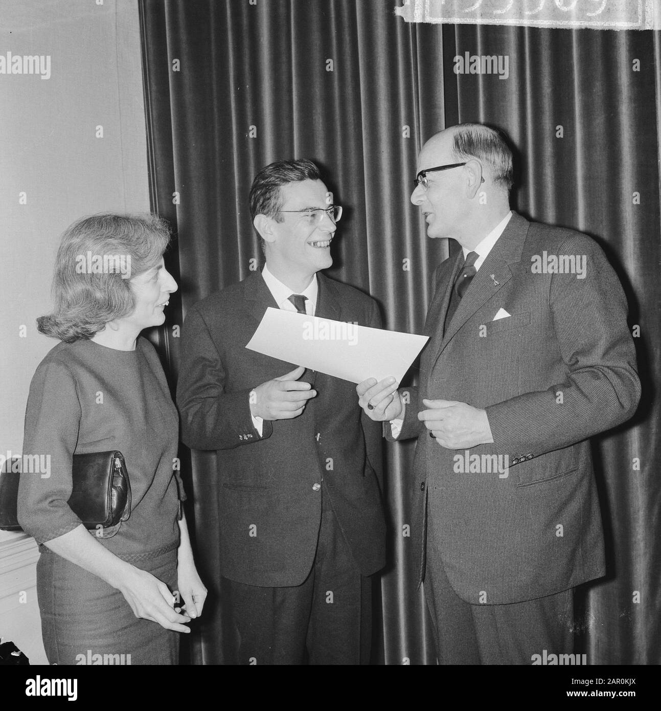 Premio Nijhoff per le traduzioni Prof. dr. De Gaay Fortman consegna il premio a Christiaan N. Lissen, ha lasciato la signora Lissen Annotation: Ha ricevuto il premio per le sue traduzioni dalla data francese: 27 gennaio 1964 Parole Chiave: Letteratura, premi, traduttori Nome personale: Lissen, Christiaan N. Institution name: Martinus Nijhoffprijs Foto Stock