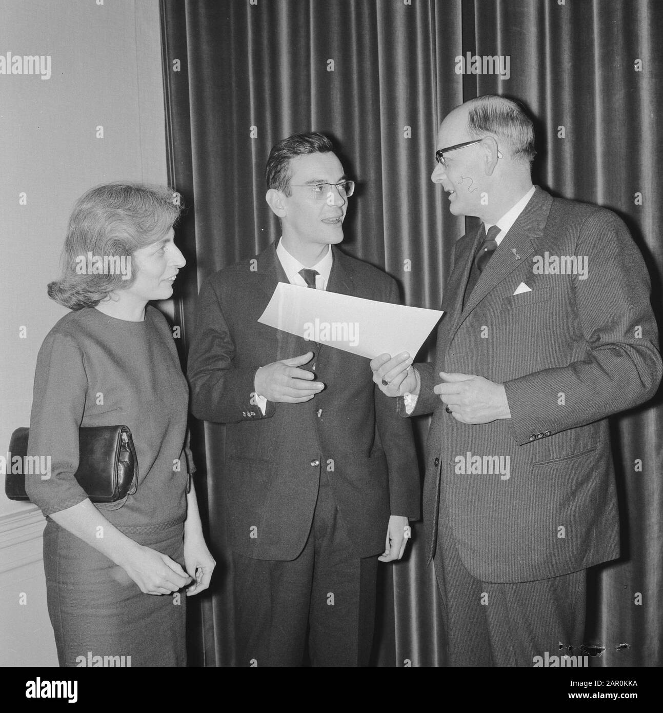 Premio Nijhoff per le traduzioni Prof. dr. De Gaay Fortman consegna il premio a Christiaan N. Lissen, ha lasciato la signora Lissen Annotation: Ha ricevuto il premio per le sue traduzioni dalla data francese: 27 gennaio 1964 Parole Chiave: Letteratura, premi, traduttori Nome personale: Gaay Fortman, W.F. de, Lissen, Christiaan N. Nome istituzione: Martinus Nijhoffprijs Foto Stock