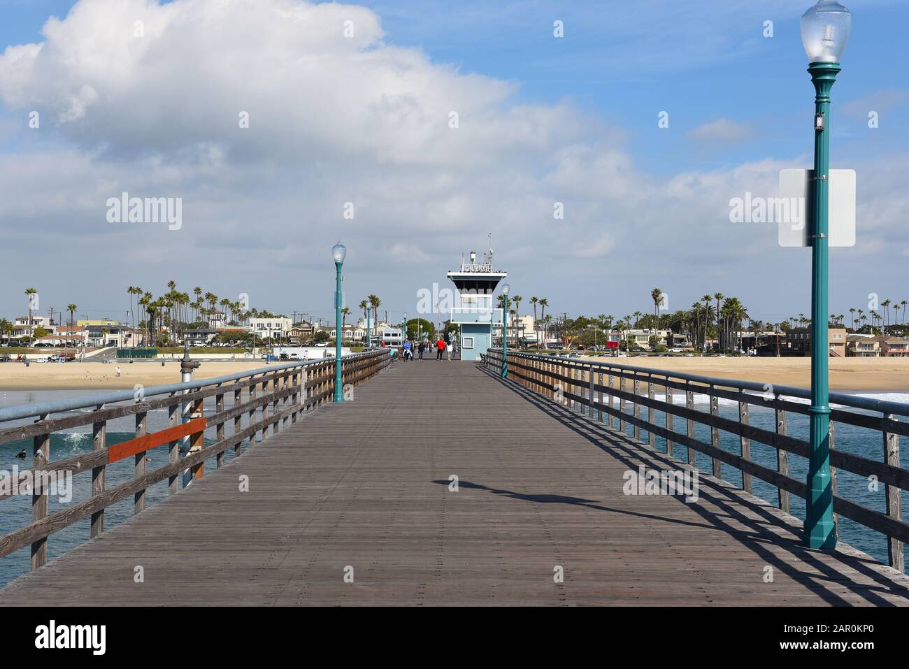 Seal BEACH, CALIFORNIA - 22 JAN 2020: Molo di Seal Beach che guarda verso la città. Foto Stock