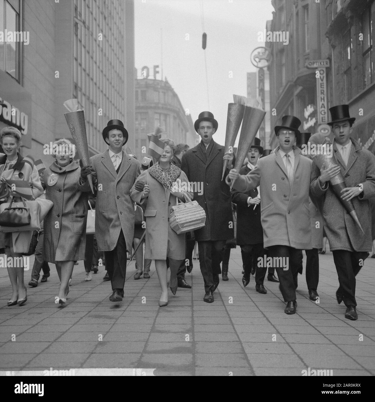 World Figure Skating Championship 1964 a Dortmund tifosi olandesi per le strade di Dortmund Data: 29 Febbraio 1964 Località: Dortmund, Germania Parole Chiave: Pattinaggio su ghiaccio, sostenitori Foto Stock