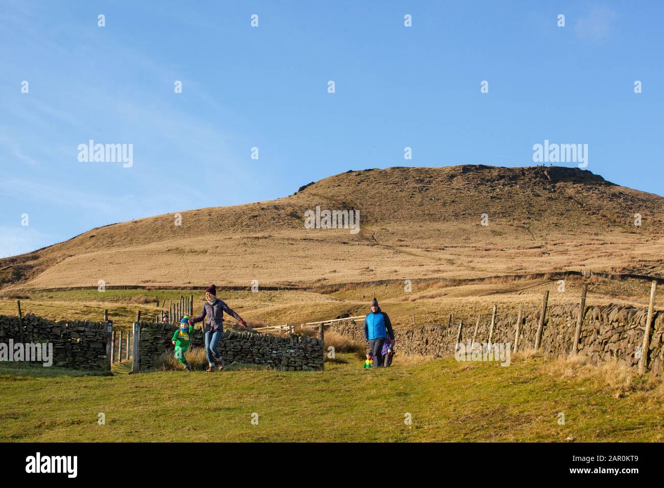 Persone famiglie bambini a piedi dalla collina di Shuttlingsloe il punto più alto della 3rd nel Cheshire a 506 metri visto dal Wildboarclough Peak District Foto Stock