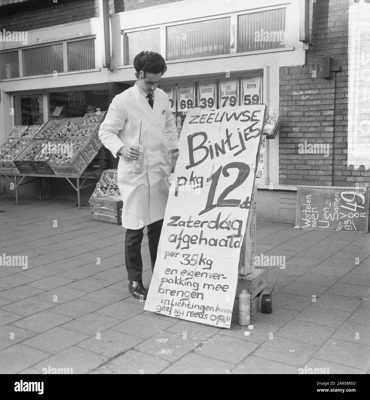 Zeeland bintjes, discount offer Data: 7 marzo 1964 Parole Chiave: Offerte Foto Stock