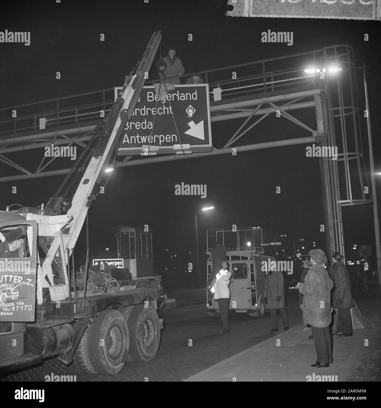 Indicazioni luminose nei pressi di Maastunnel, vicino all'uscita sud, luoghi segni Data: 17 marzo 1964 Parole Chiave: Bords, luoghi Nome istituto: Maastunnel Foto Stock