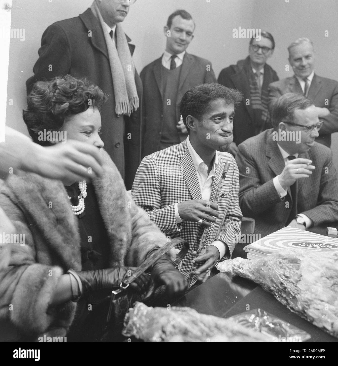 Sammy Davis jr nei Paesi Bassi, durante la conferenza stampa a Schiphol, Sammy Davis, mrs. George Rhodes and K. Prior Data: 19 marzo 1964 Parole Chiave: Conferenze stampa Nome personale: Davis, Sammy (jr.), K. Prior Foto Stock