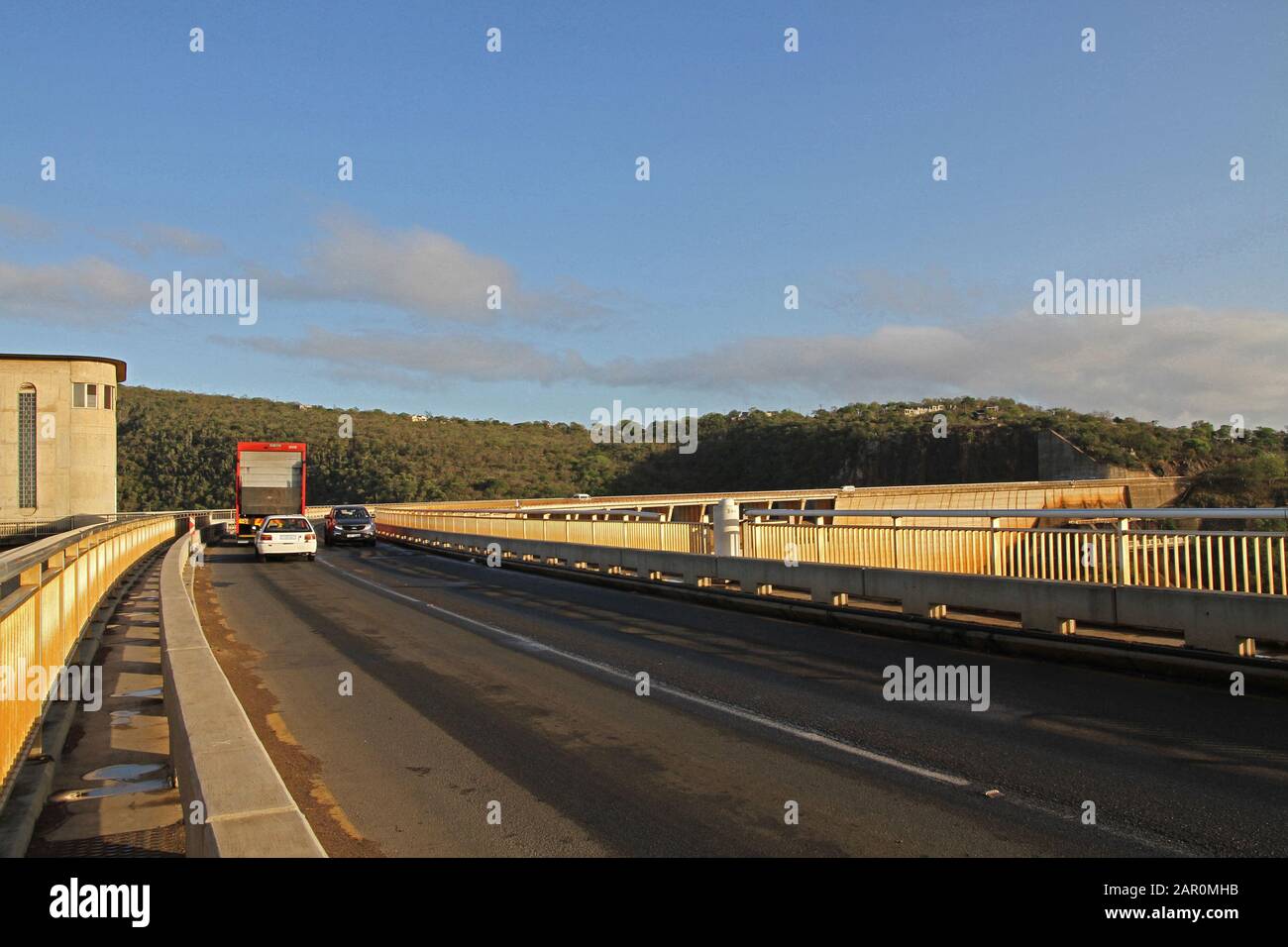 Ponte autostradale Jozini Dam Wall con traffico, AKA Pongolapoort Dam, QuaZulu Natal Nord, Sudafrica. Foto Stock