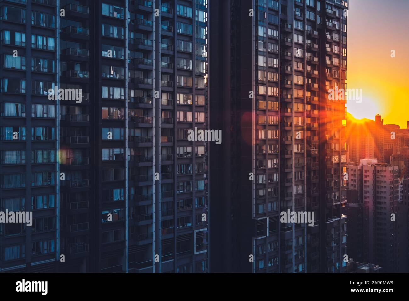 edificio residenziale grattacielo e skyline di sunsert - Foto Stock