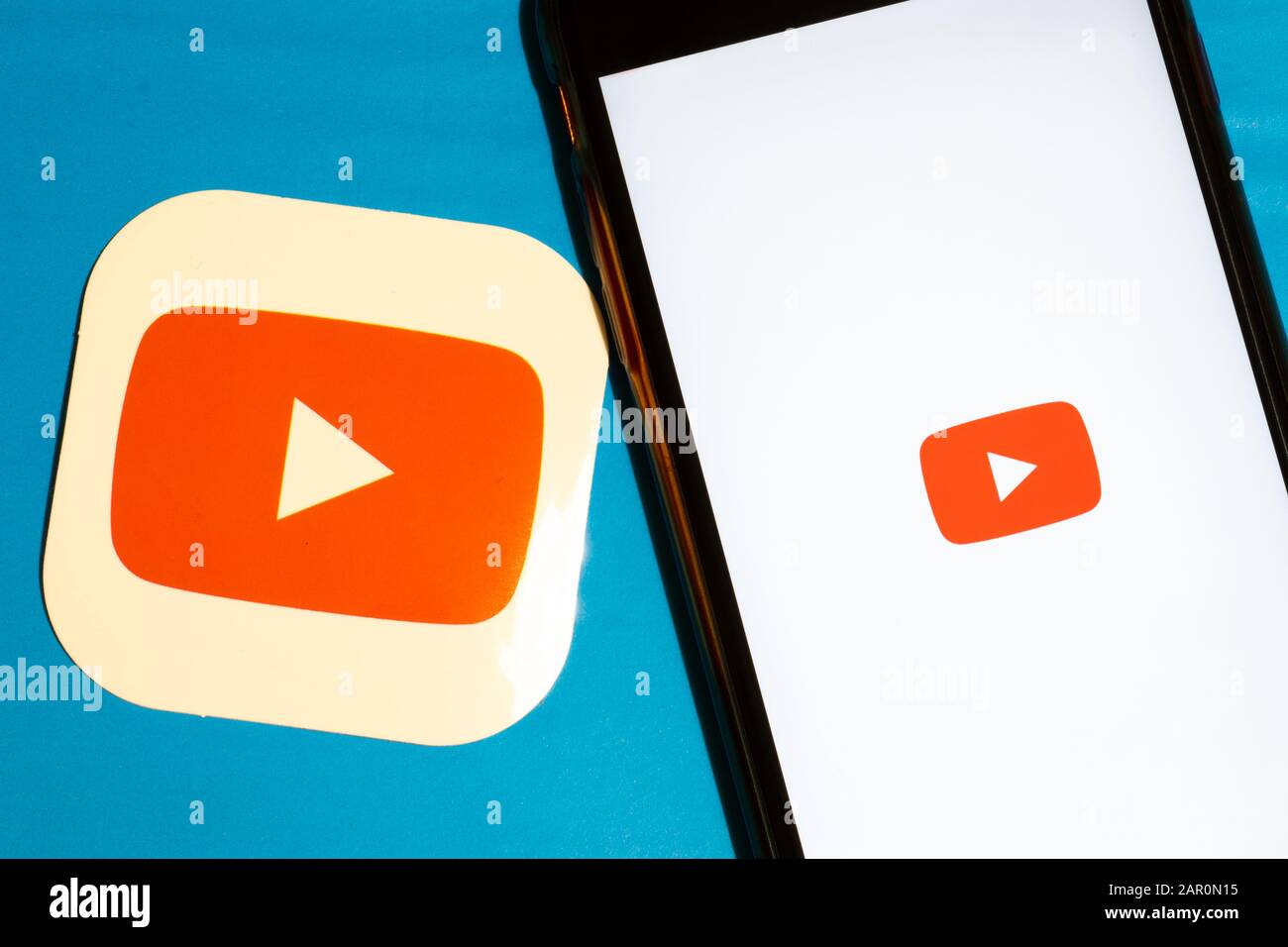 Los Angeles, California, Stati Uniti - 22 gennaio 2020: Logo dell'app YouTube e telefono con icona primo piano su sfondo blu, Editoriale Illustrativo Foto Stock