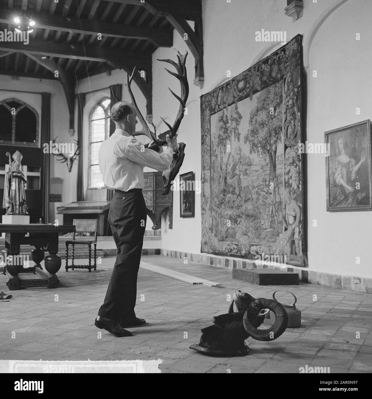 Mostra al Museo Stedelijk di Delft Het Prinsenhof van de jacht, nel Prinsenhof si conclude la mostra Data: 20 aprile 1964 Località: Delft, Zuid-Holland Parole Chiave: Caccia, Musei, mostre Nome dell'istituto: Prinsenhof Foto Stock