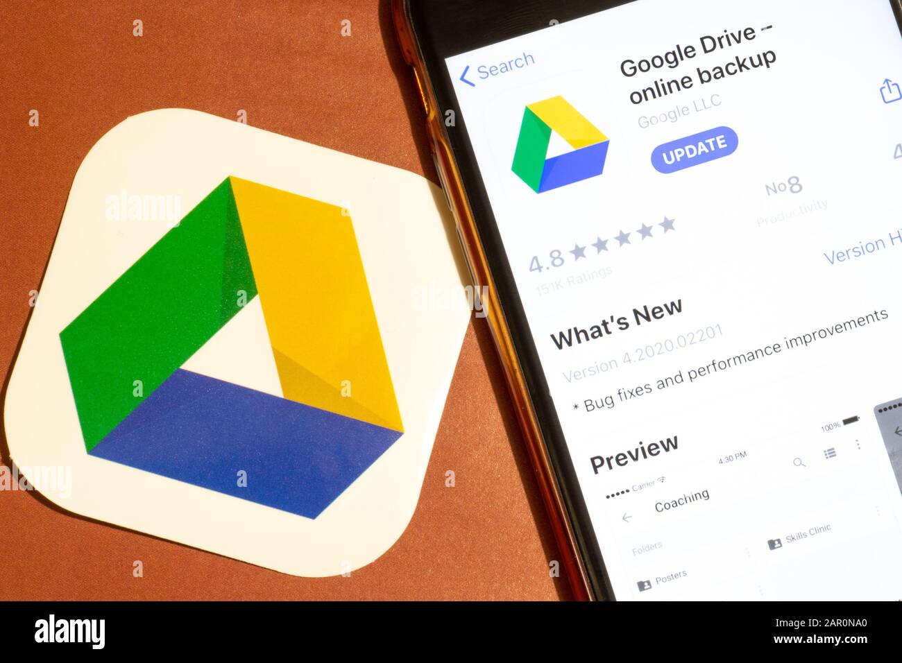 Los Angeles, California, Stati Uniti - 22 gennaio 2020: Logo e telefono dell'app Google Drive con icona in primo piano su sfondo marrone, Editoriale Illustrativo Foto Stock
