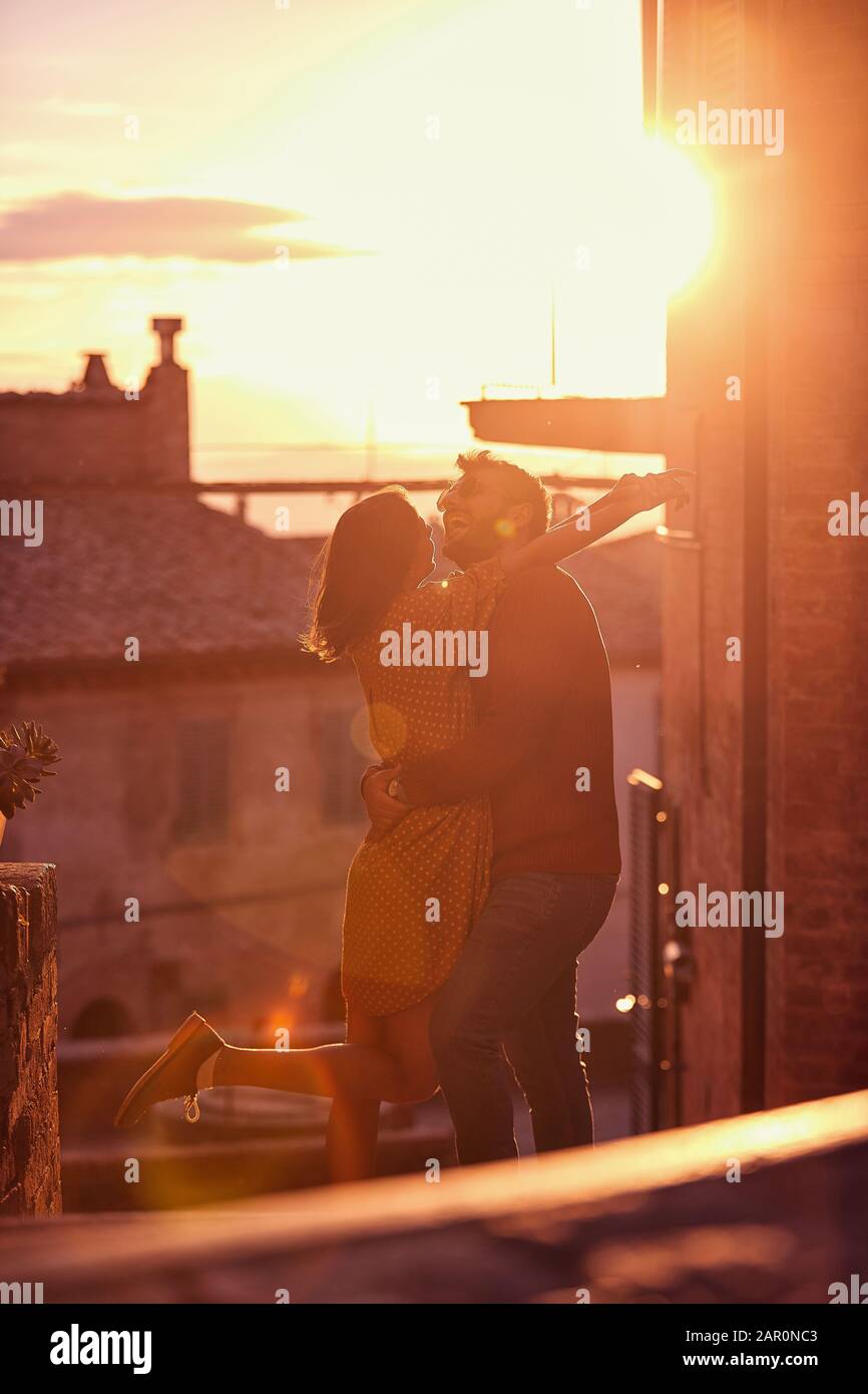 Romantico al tramonto su San Valentino. Felice coppia godere insieme. Foto Stock