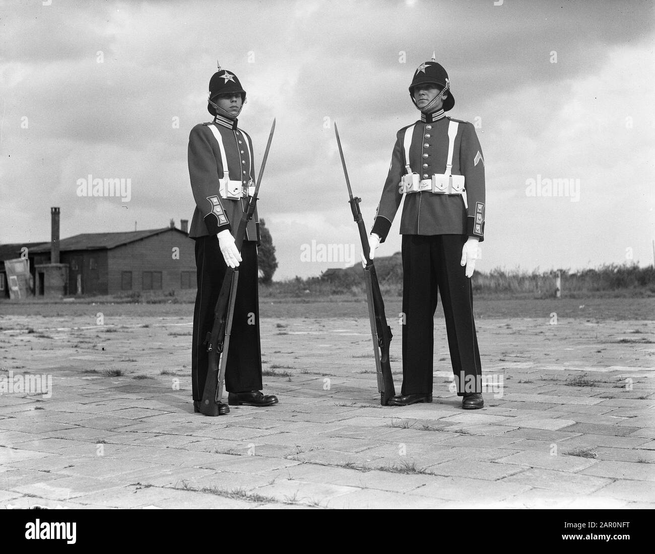 Abdicazione Regina Wilhelmina/Inaugurazione Di Preparazione Della Regina Juliana. Le 425 nuove divise di gala per tre aziende onorarie dei granatieri Garderegiments (con la Cappella militare reale), Cacciatori e Fuseliers PruseSiren (foto) sono state progettate da illustratore-disegnatore F.J.H.Th.Smits. I fondi necessari (300 000) sono stati raccolti da privati. Un comitato d'acquisto con grande spinta ha assicurato che i nuovi vestiti fossero pronti in tempo. Il 1° settembre 1948 le uniformi furono ammirate al campo di Zeeburg ad Amsterdam. Data: 1 Settembre 1948 Luogo: Amsterdam, Parola Chiave Noord-Holland Foto Stock