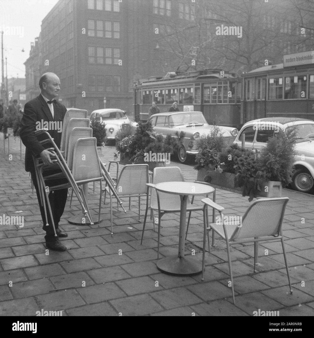 Cameriere fa terrazza in ordine per le folle previste Data: 27 marzo 1964 Parole Chiave: Terrazze Foto Stock
