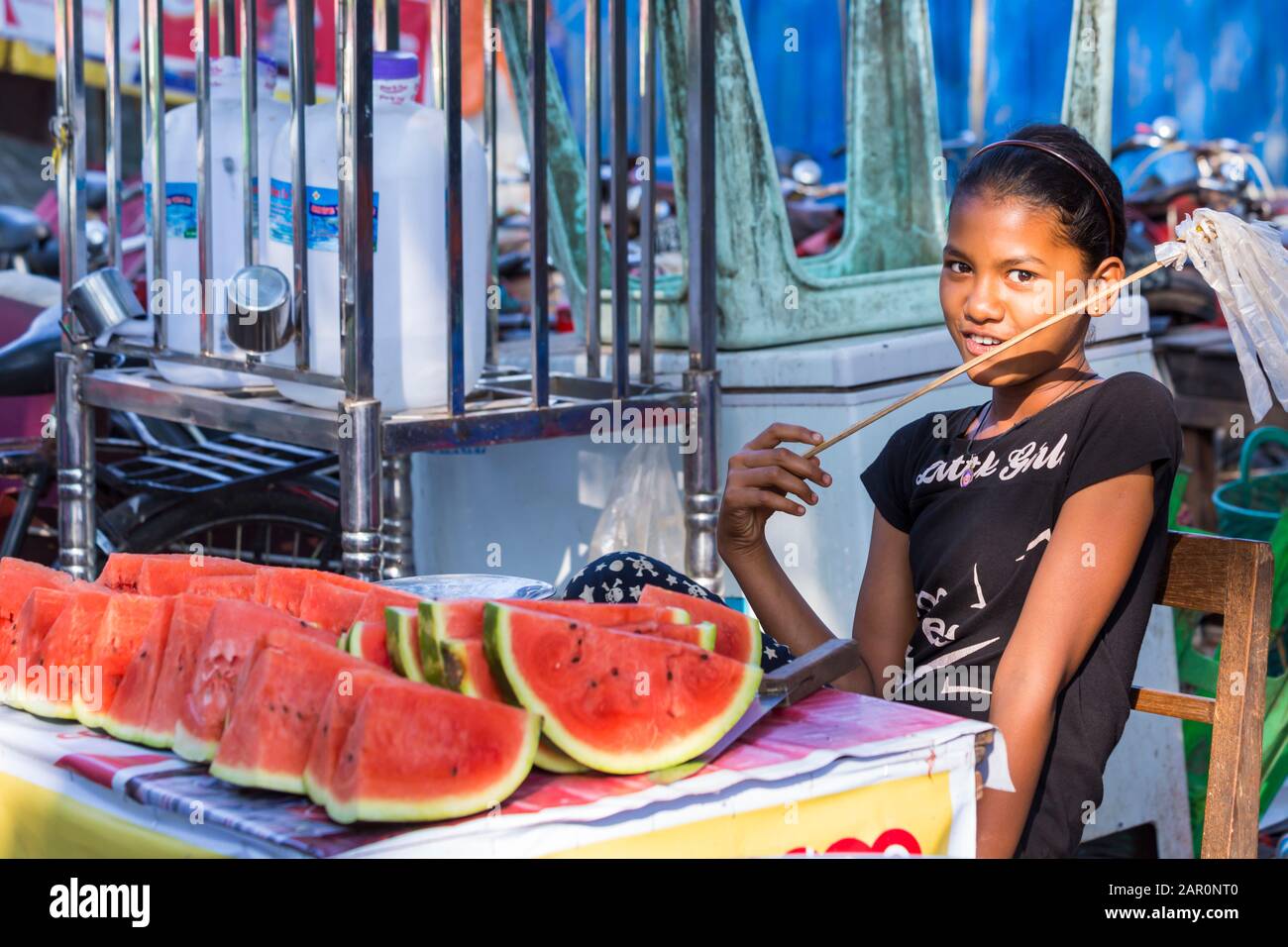 Ragazza che vende fette di melone acqua a Yangon, Myanmar (Birmania), Asia nel mese di febbraio Foto Stock