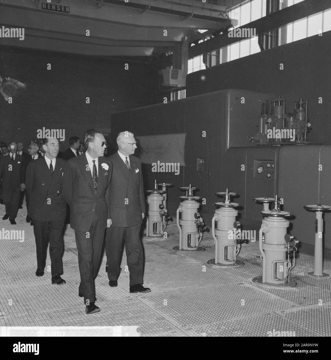 Prins Bernhard, l'Hunzecentrale della Compagnia elettrica Provinciale Groningen aperto, il principe durante il tour, a destra di lui la data: 27 aprile 1964 Parole Chiave: Principi, tour Nome personale: Bernhard, principe, Hunzecentrale Foto Stock