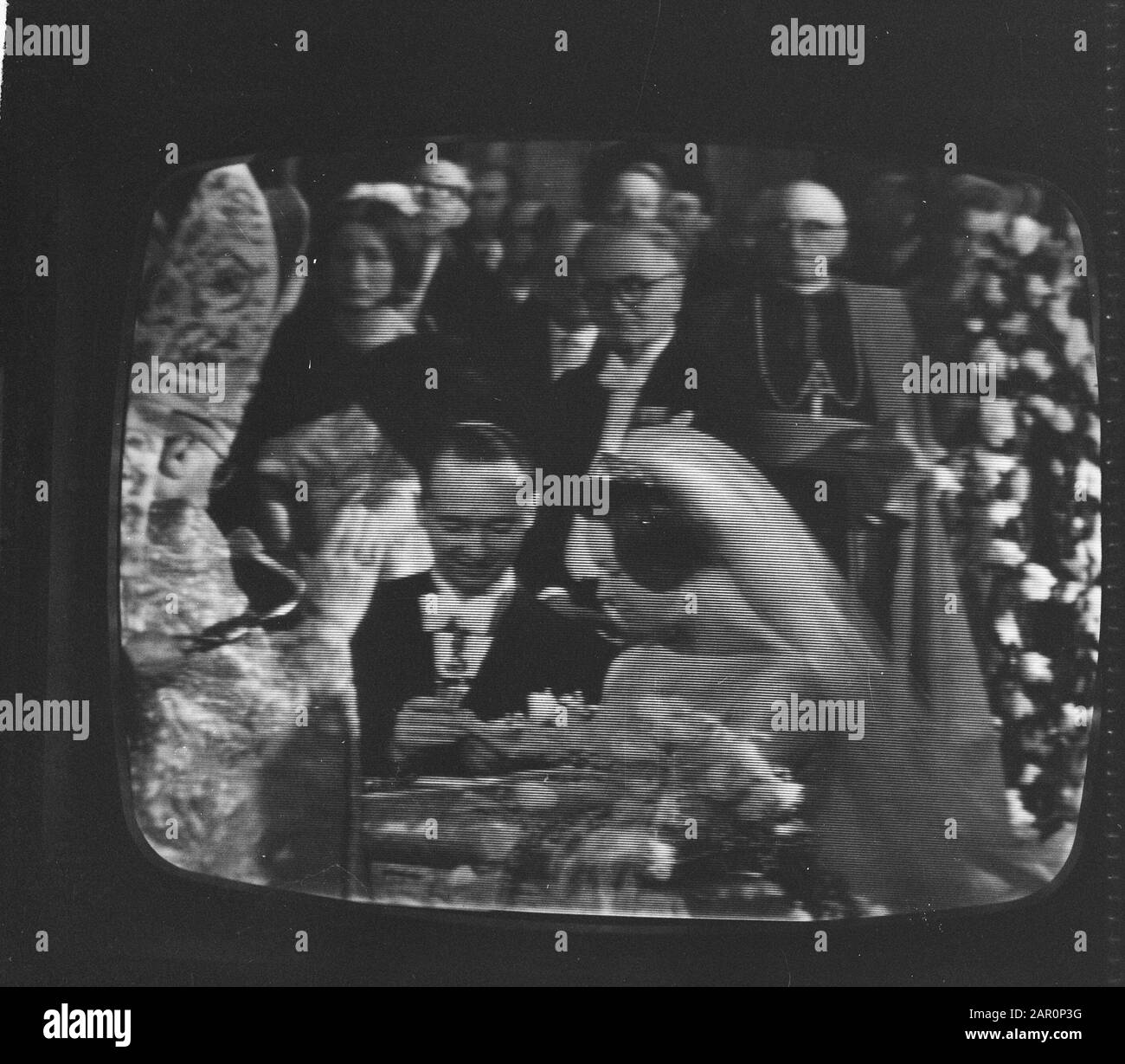 Matrimonio Principessa Irene e Principe Hugo Charles a Roma dalla televisione, Principessa Irene e Principe Hugo Charles alla ricerca degli anelli Data: 29 aprile 1964 Località: Italia, Roma Parole Chiave: Matrimoni, anelli, televisioni Nome personale: Carlos Hugo, principe, Irene, principessa Foto Stock