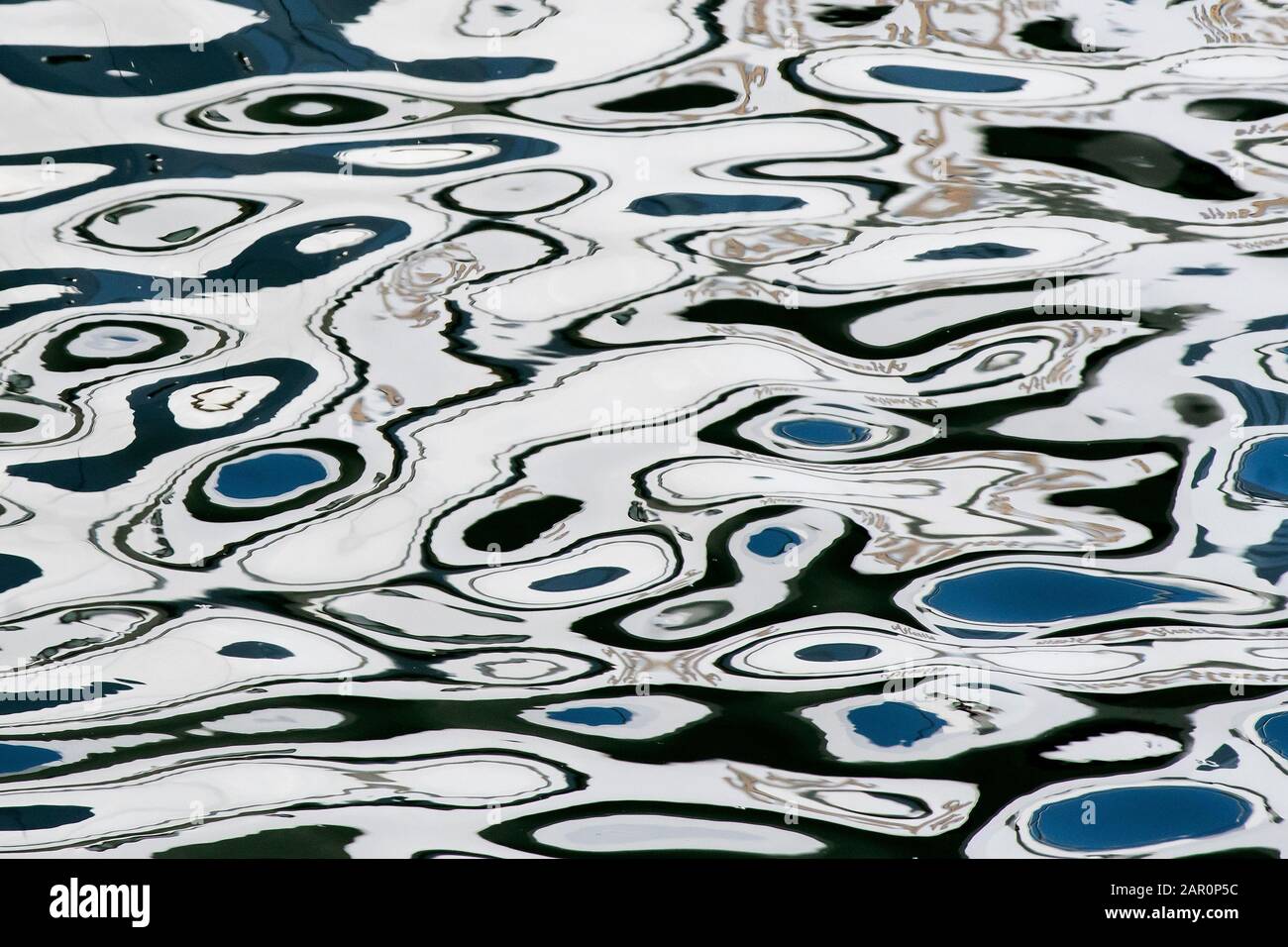Disegno astratto di riflessione dell'acqua alla baia di Sheepshead Foto Stock
