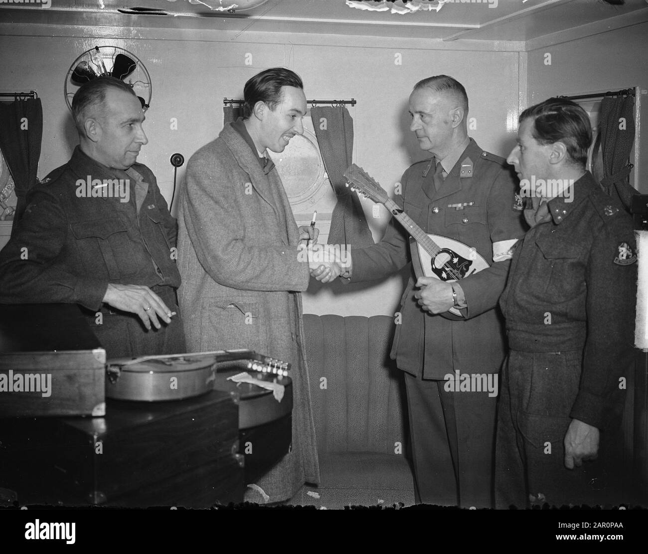 Acquario da Rotterdam con truppe in Indonesia. Consegna Chitarra Data: 16 Febbraio 1949 Luogo: Indonesia, Indonesia, Rotterdam Parole Chiave: Gitars, Consegna, Rug, Aquarians Foto Stock
