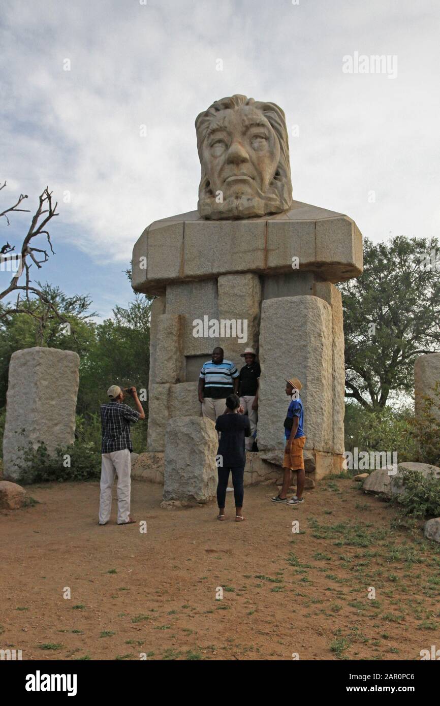 Testa statua di Paul Kruger con persone sotto, cancello anteriore al Kruger National Park, Mpumalanga, Sud Africa. Foto Stock