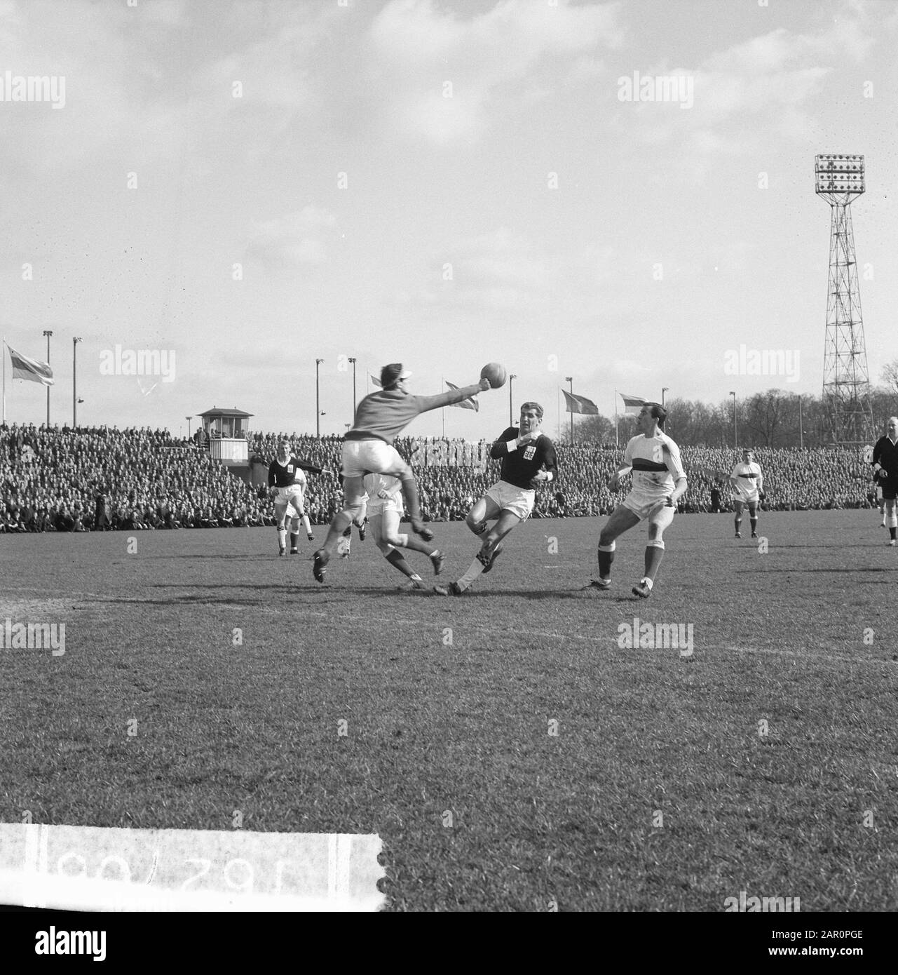 Enschede contro DWS 0-1, momento del gioco Data: 5 aprile 1964 Località: Enschede Parole Chiave: Sport, calcio Foto Stock