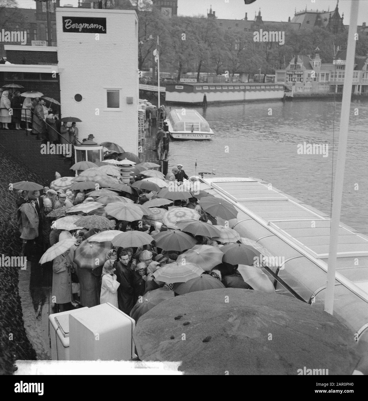 Folla turistica ai porti di crociera Data: 4 maggio 1964 Parole Chiave: Porti, barche dei canali Foto Stock