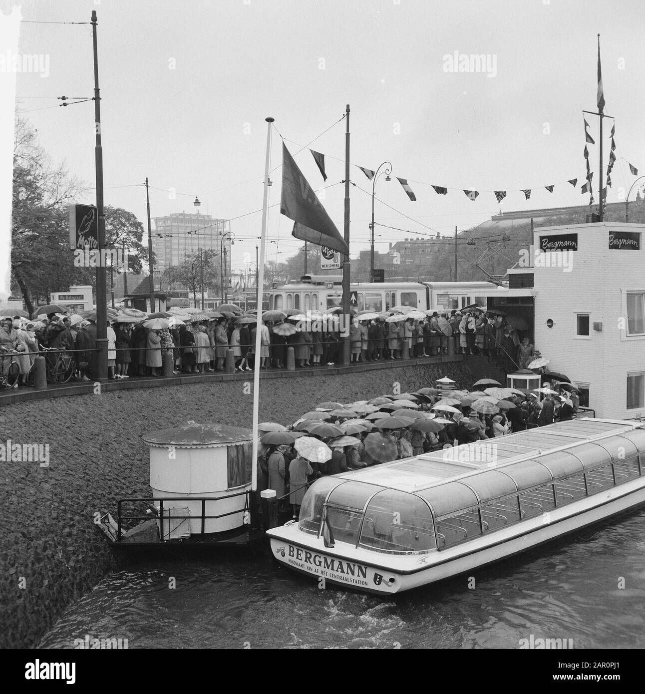 Folla turistica ai porti di crociera Data: 4 maggio 1964 Parole Chiave: Porti, barche dei canali Foto Stock