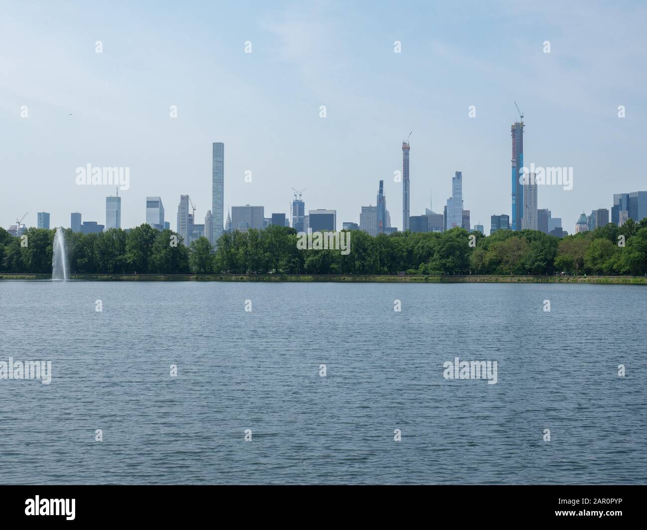 New York, USA - 2 giugno 2019: Immagine Del Bacino Idrico Jacqueline Kennedy Onassis a Central Park. L'immagine offre anche una buona visuale sulla riga dei miliardari Foto Stock