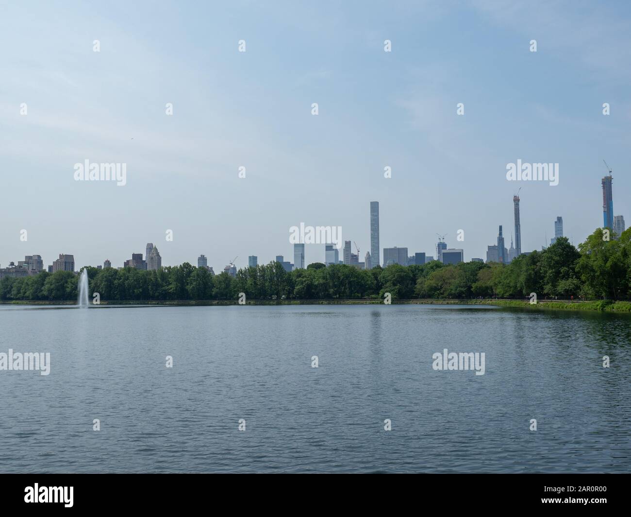 New York, USA - 2 giugno 2019: Immagine Del Bacino Idrico Jacqueline Kennedy Onassis a Central Park. L'immagine offre anche una buona visuale sulla riga dei miliardari Foto Stock
