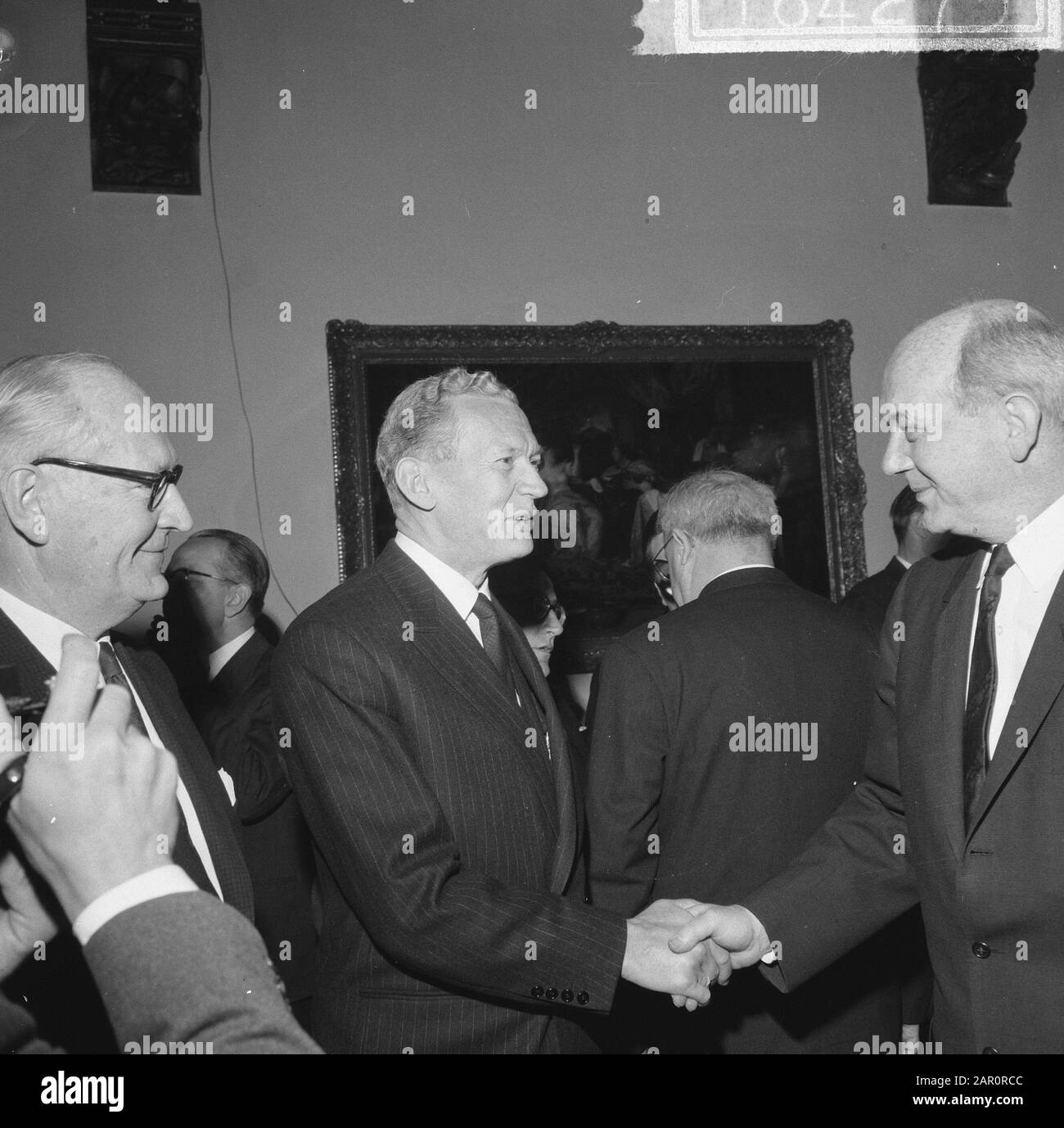 Apertura della conferenza NATO all'Aia, Cuve de Murville e Butler Data: 12 maggio 1964 Località: Den Haag, South-Holland Parole Chiave: Aperture Nome personale: Butler, Coure de Murville Nome istituzione: NATO Foto Stock
