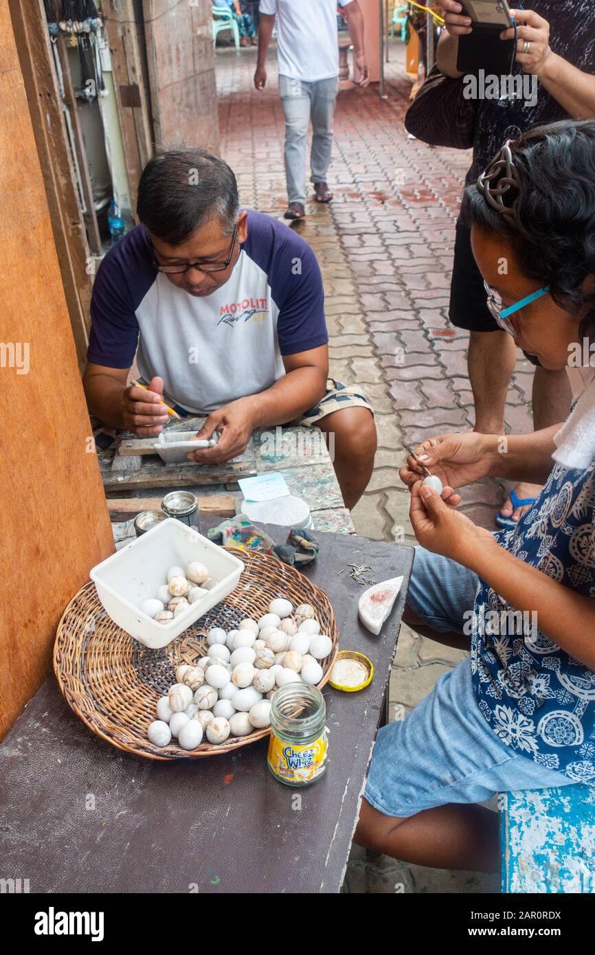 Romblon Island, Filippine - Gennaio 2020: Laboratorio di produzione, fabbrica per la lavorazione di granito in pietra naturale, marmo in magazzino di prodotti finiti. Foto Stock