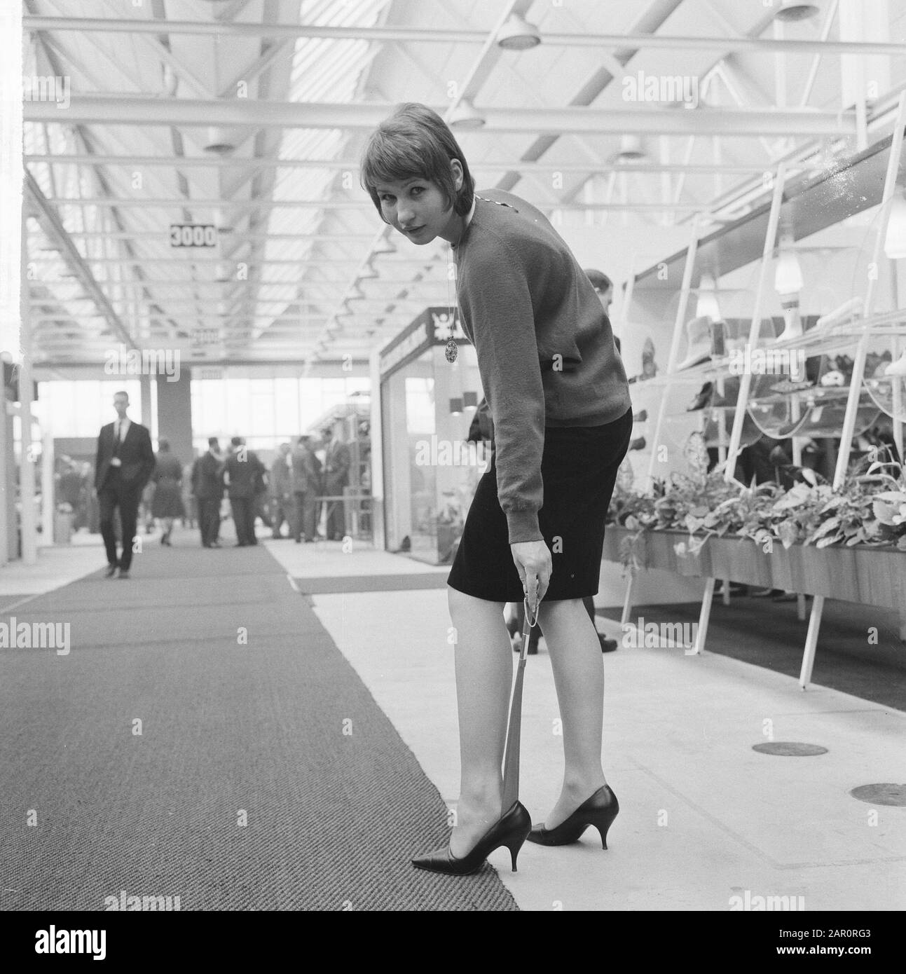 Fiera internazionale di scarpe a Jaarbeurs a Utrecht Data: 13 aprile 1964 Località: Utrecht Parole Chiave: Scarpe Foto Stock