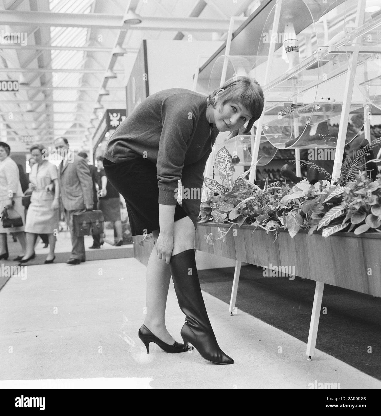 Fiera internazionale di scarpe a Jaarbeurs a Utrecht Data: 13 aprile 1964 Località: Utrecht Parole Chiave: Scarpe Foto Stock