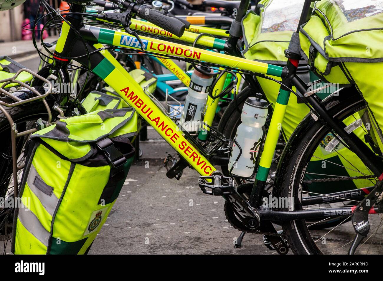 Biciclette paramediche in ambulanza nel centro di Londra Foto Stock