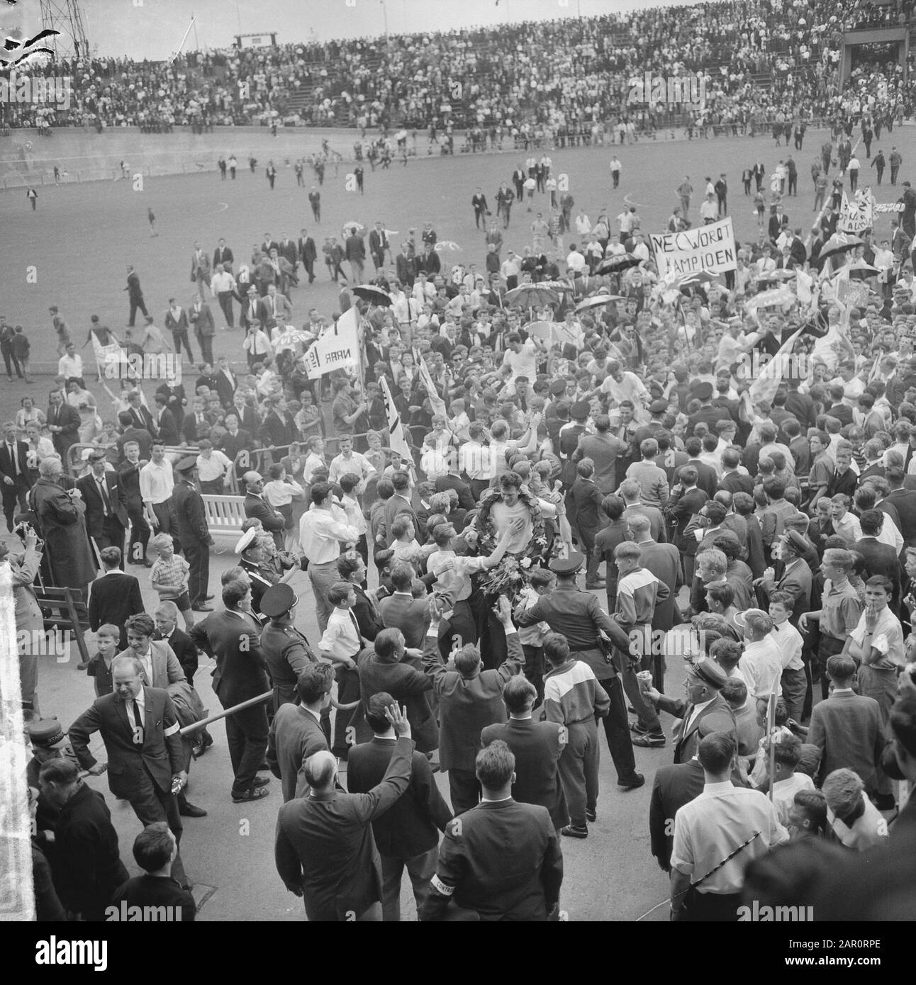 NEC contro Xerxes 0-0, NEC campione, sulle spalle dei tifosi i giocatori vanno a cambiare stanza Data: 18 maggio 1964 Parole Chiave: Giocatori, SOSTENITORI, campioni, spalle, sport, calcio Impostazione nome: Xerxes Foto Stock