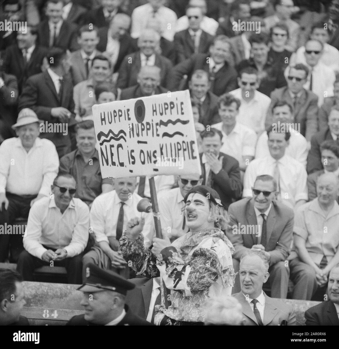 NEC contro Xerxes 0-0, NEC campione, sostenitori con segni Data: 18 maggio 1964 Parole Chiave: Bords, SOSTENITORI, campioni, sport, calcio Istituto Nome: Xerxes Foto Stock