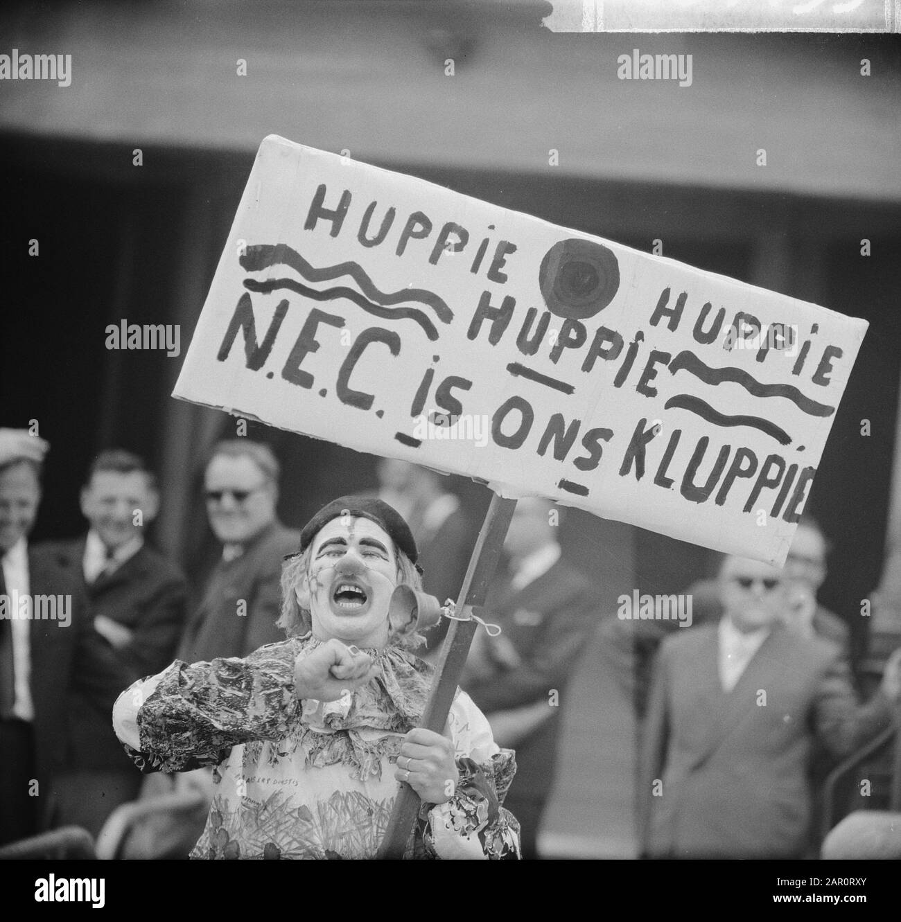 NEC contro Xerxes 0-0, NEC Champion, sostenitori con segni Data: 18 maggio 1964 Parole Chiave: Bords, SOSTENITORI, Champions Institution nome: Xerxes Foto Stock