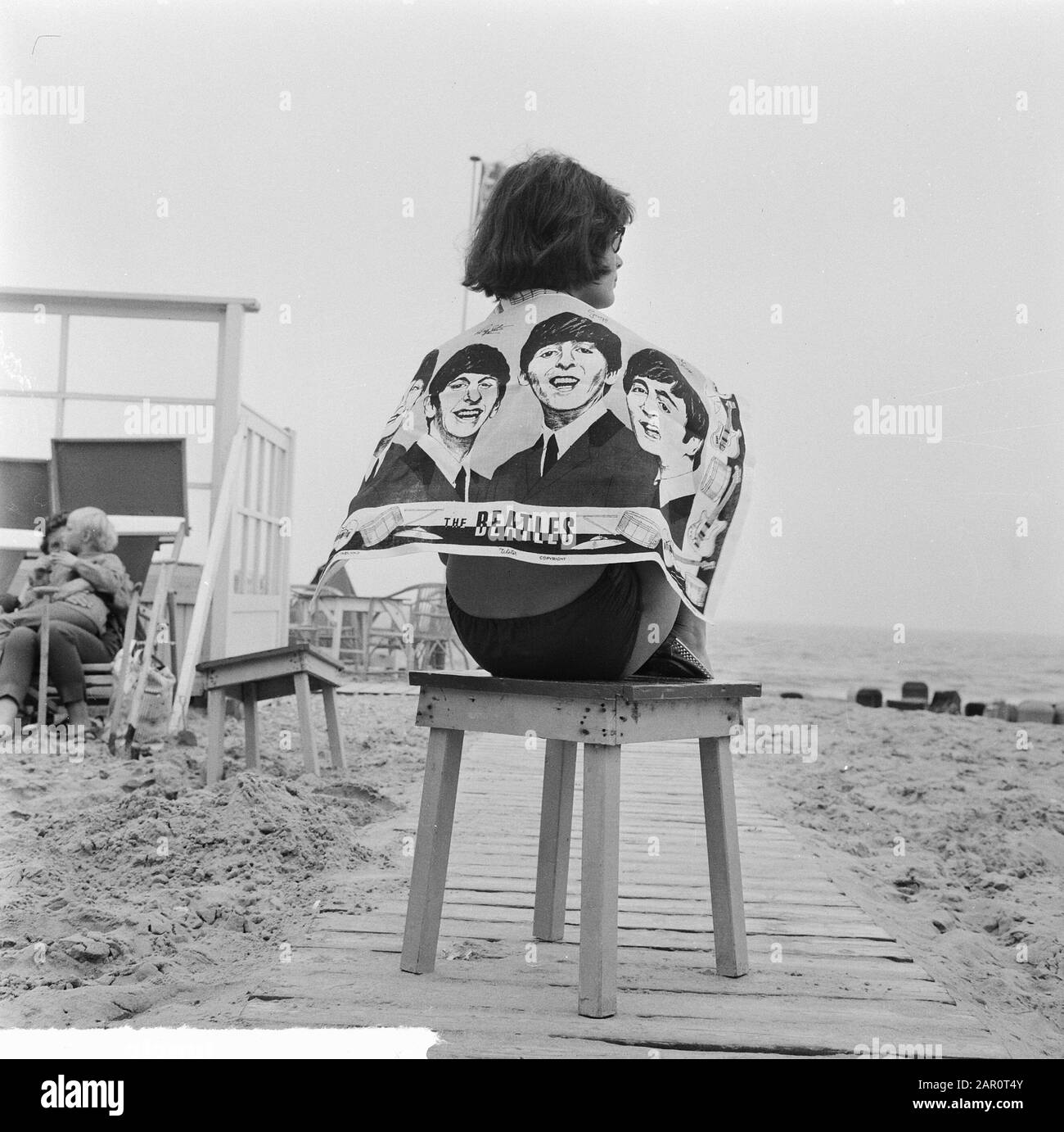 Beach Fashion 1964, asciugamano da bagno con i Beatles Heads Data: 20 maggio 1964 Parole Chiave: Bagni, asciugamani, moda, spiagge Nome istituto: Beatles Foto Stock