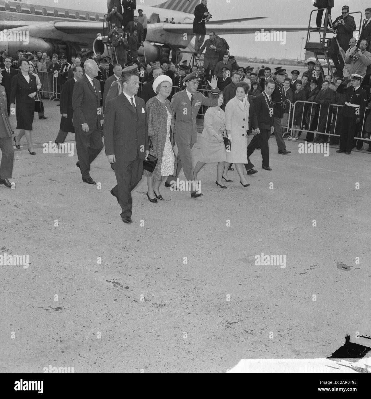 Coppia reale dal Messico, il primo Ministro Marijnen ha accompagnato la famiglia reale alle automobili d'attesa Data: 18 aprile 1964 luogo: Messico Nome personale: Marijnen, Victor Foto Stock