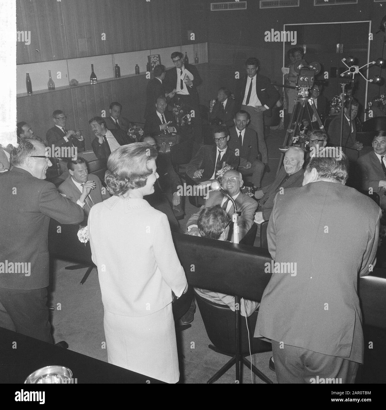 Sjoukje Dijkstra profcontract at Holiday on Ice, Sjoukje durante la conferenza stampa Data: 25 maggio 1964 Parole Chiave: Conferenze stampa Nome personale: Dijkstra, Sjoukje Nome istituto: Holiday On Ice Foto Stock