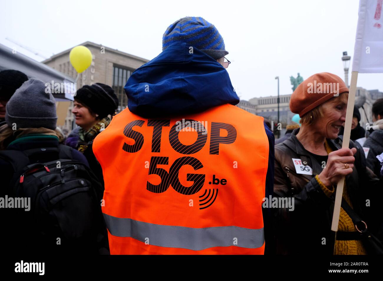 Bruxelles, Belgio. 25th Gen 2020. La gente partecipa a una protesta contro la tecnologia 5G e l'antenna compatibile con 5G. Credito: Alexandros MICHAILIDIS/Alamy Live News Foto Stock