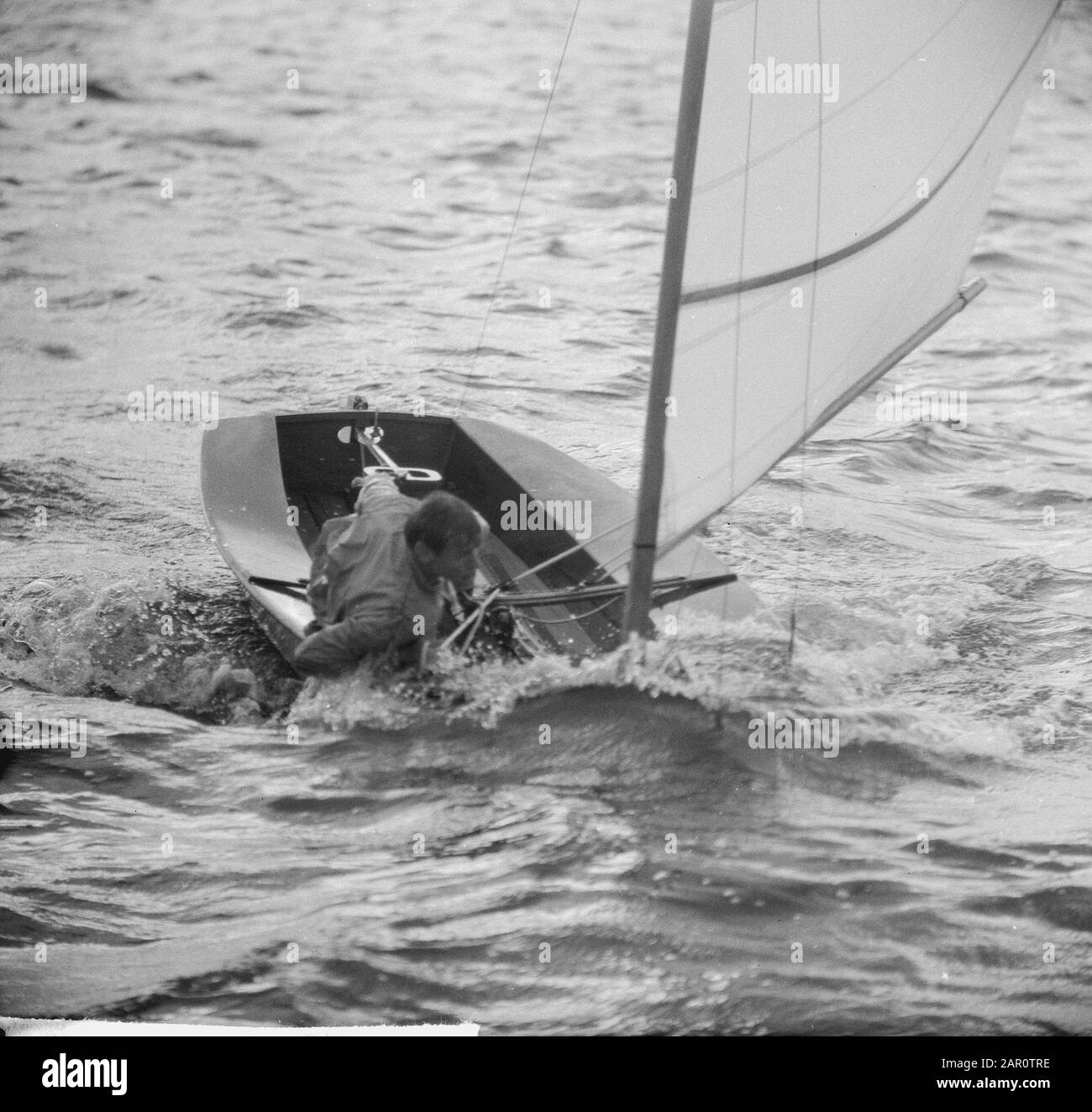 Partite in barca a vela sul lago Brasemmermeer, il Djumpol di R. de Kraa una barca da sola Data: 7 giugno 1964 Parole Chiave: COMPAGNI di vela Nome personale: Kraa, R. de Foto Stock